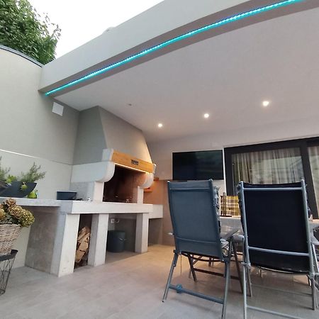 Villa Elke Maria mit Privatpool und Poolmassage Novigrad Istria Exterior foto
