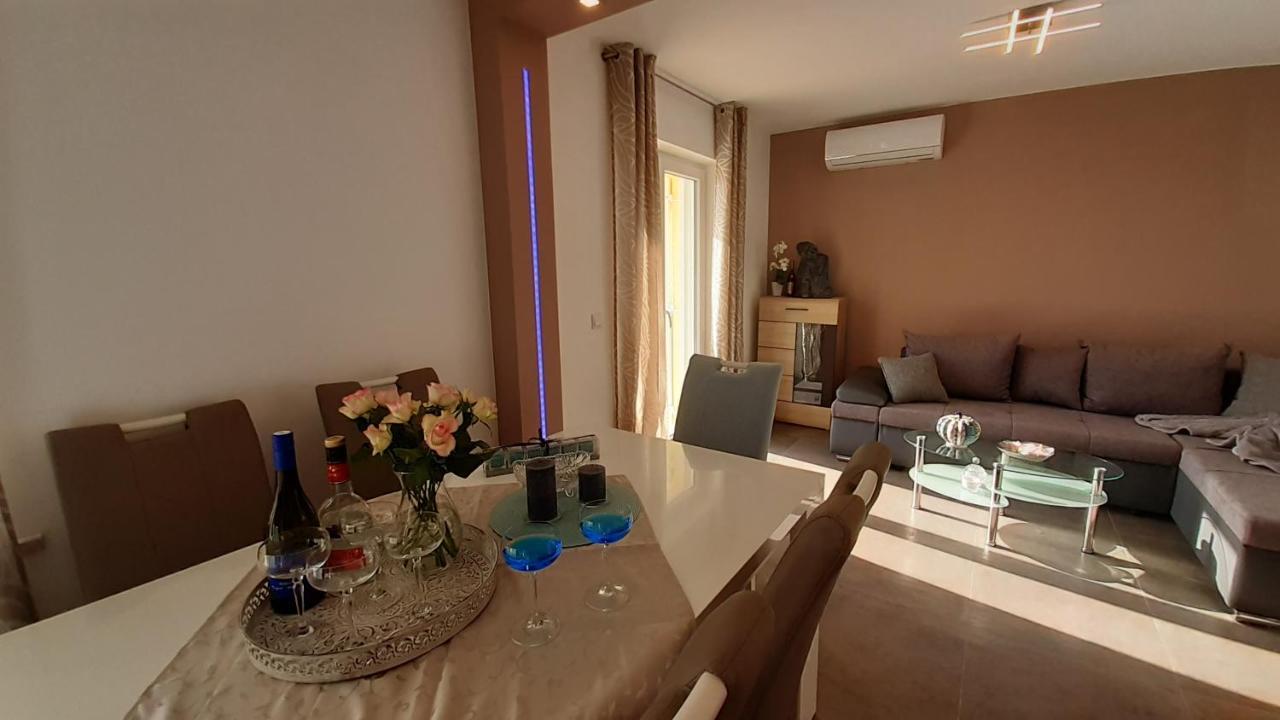 Villa Elke Maria mit Privatpool und Poolmassage Novigrad Istria Exterior foto